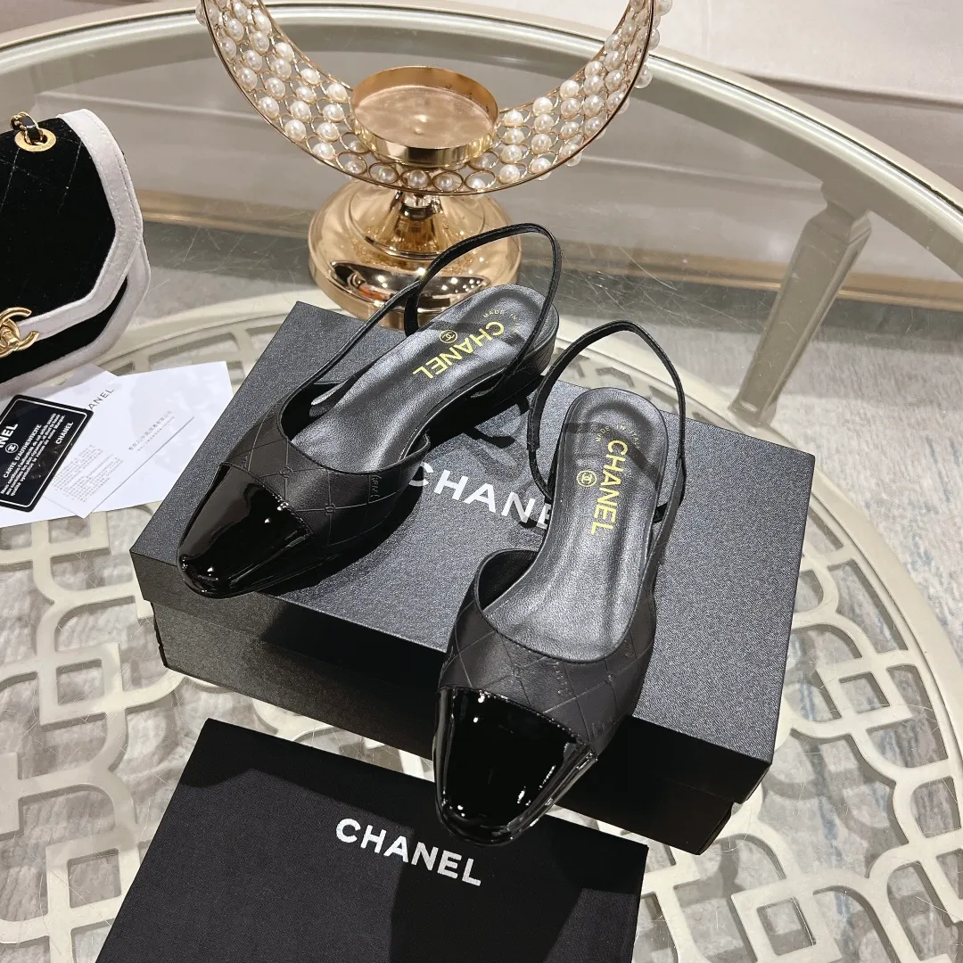 👟👟Ex-factory price 540👟👟 CHANEL Xiangjia 24vs spring and summer new fashion sandals series... Chanel is a very comprehensive noble fashion lifestyle brand. The same models are sold by major fashion bloggers and celebrities in Hong Kong, the United States, and other countries. They are simply beautiful. I fall in love with elegance and the playful sense of the future. I want to own them right away just by looking at them. But you can really think about a pair of exquisite high heels. This series is specially designed for extraordinary and indifferent ladies to create a unique overall effect. CHANEL designs products that inspire women to move forward and highlight their charm... 1️⃣Material: Original customized patent leather + imported sheepskin 2️⃣Inner lining: Original customized imported sheepskin 3️⃣Feet: Original customized imported sheepskin 4️⃣Outsole: Genuine leather sole imported from Italy 5️⃣Heel height: 2.5cm/6.5cm/9cm 6️⃣Number: 34-43 (34.40.41.42.43 customization is not returnable) 7️⃣Packaging: The latest and exquisite full set of packaging at the counter